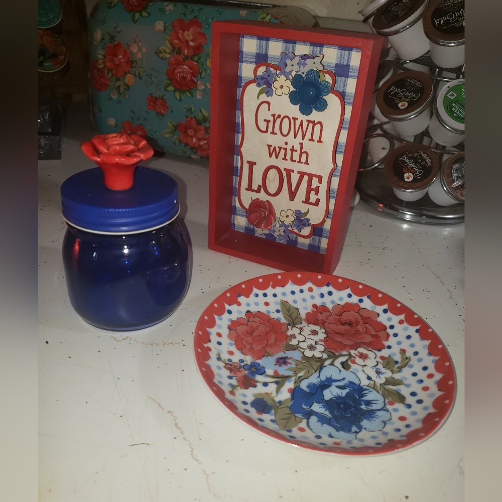 Pioneer woman 3 piece kitchen decor set.  All brand new.